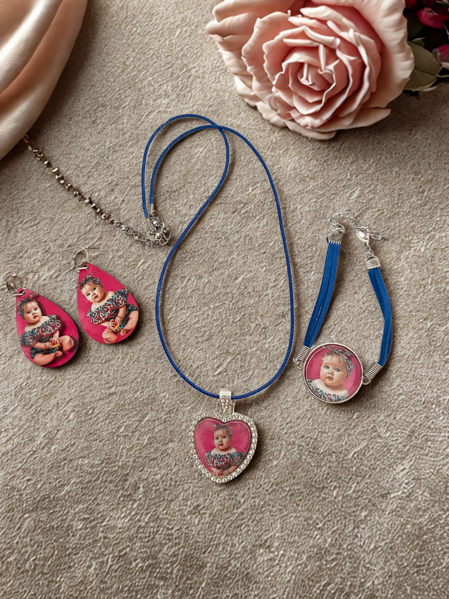 Set de cadena,aretes y puliera en hilo resistente y muy bonito